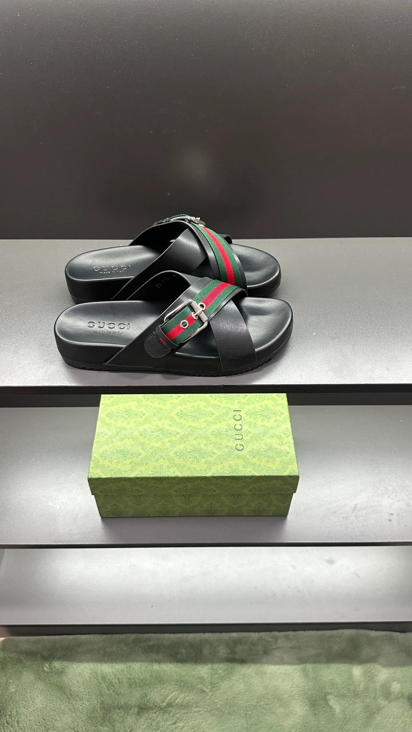 [G Home New Style] P: 300💰Men's size 39~45, (46. Customized) This slipper is made of GG polyester fiber and is decorated with a Gucci label on the front, which adds a striking logo feel to the style. "Gucci Made in Italy" stamped label Rubber sole Flat Made in Italy